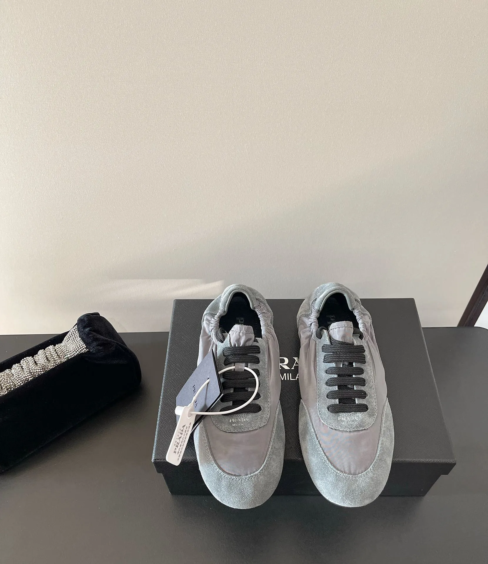 👟👟Ex-factory price 540👟👟 PRADA multi-color comfortable new Dexun ballet shoes in early spring🥂 The original top-quality replica is sold simultaneously at the counter. The fabric is made of specially imported fabrics mixed with Beijing leather. The whole pair of shoes has a very high texture. The lining is cowhide and the original imported rubber sole. The style is simple and fashionable, and the upper feet are very delicate! Color: 11 colors Heel height: flat Size: 35-41 (40 to 41 customized, non-refundable)